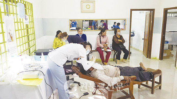원광대 치대병원은 수년간 네팔·캄보디아·몽골·라오스 등에  봉사 인력을 파견하고 있다.