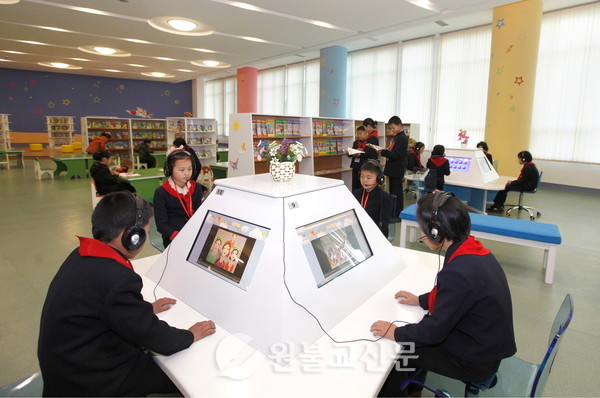 과학기술전당 아동열람실에서 학생들이 애니메이션을 감상하고 있다.