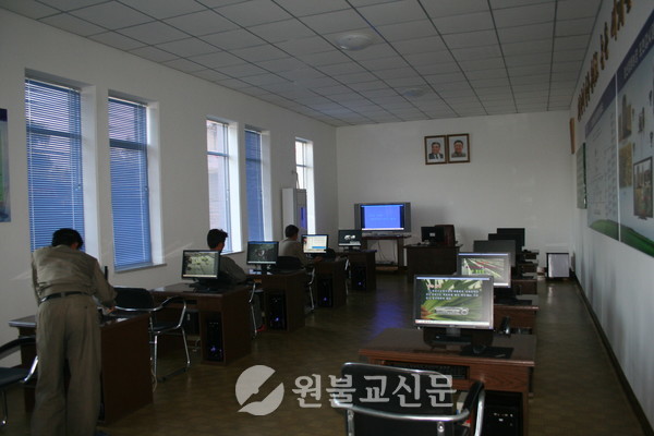 남포시 강서구역 청산협동농장에 마련된 컴퓨터실. 북한 발표에 따르면 과학기술전당의 보급망에 연결된 기관, 대학, 기업, 협동농장 등이 1만 5천여 단위에 이른다고 한다.