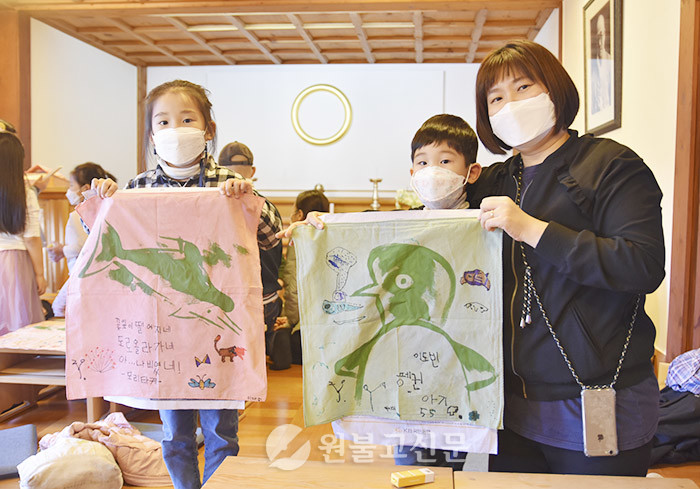 윤호섭 명예교수의 나무와 숲 워크샵에 참여한 어린이들이 천연염색 손수건에 윤 교수의 그림과 자신의 손글씨 시를 넣어 나만의 작품을 완성했다.