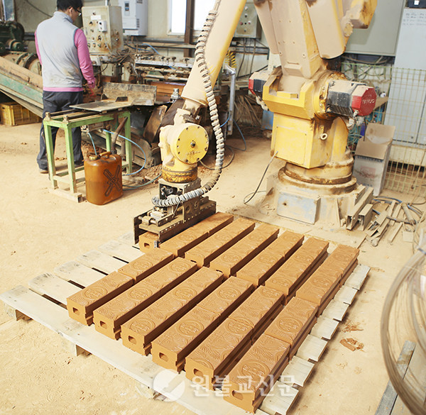 황토벽돌 제조 공정은 컨베이어벨트, 로봇 등 전 과정이 자동화 돼 있다.