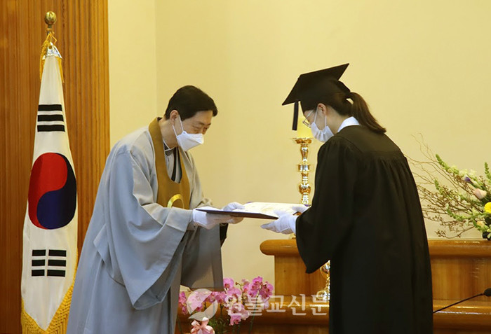 16일 영산선학대학교 제53회 학위수여식이 열려 4명의 예비교무가 학위를 수여받았다.