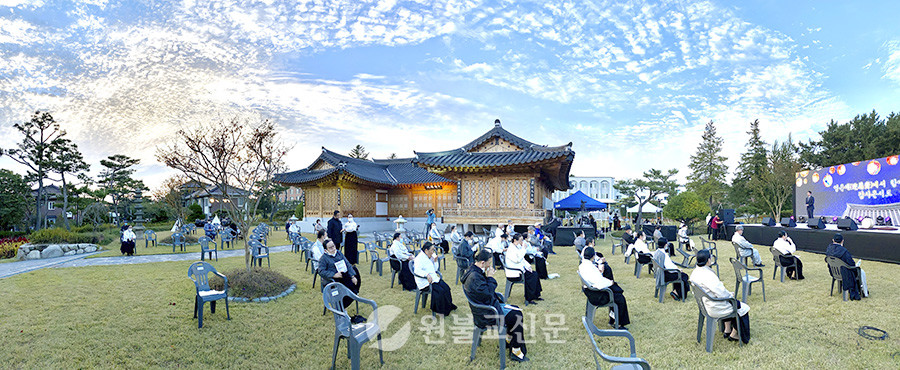 제5회 원불교 문화예술축제가 ‘걷고, 멈추고, 감사하라’를 주제로 두 차례에 걸쳐 서울과 익산에서 열렸다.