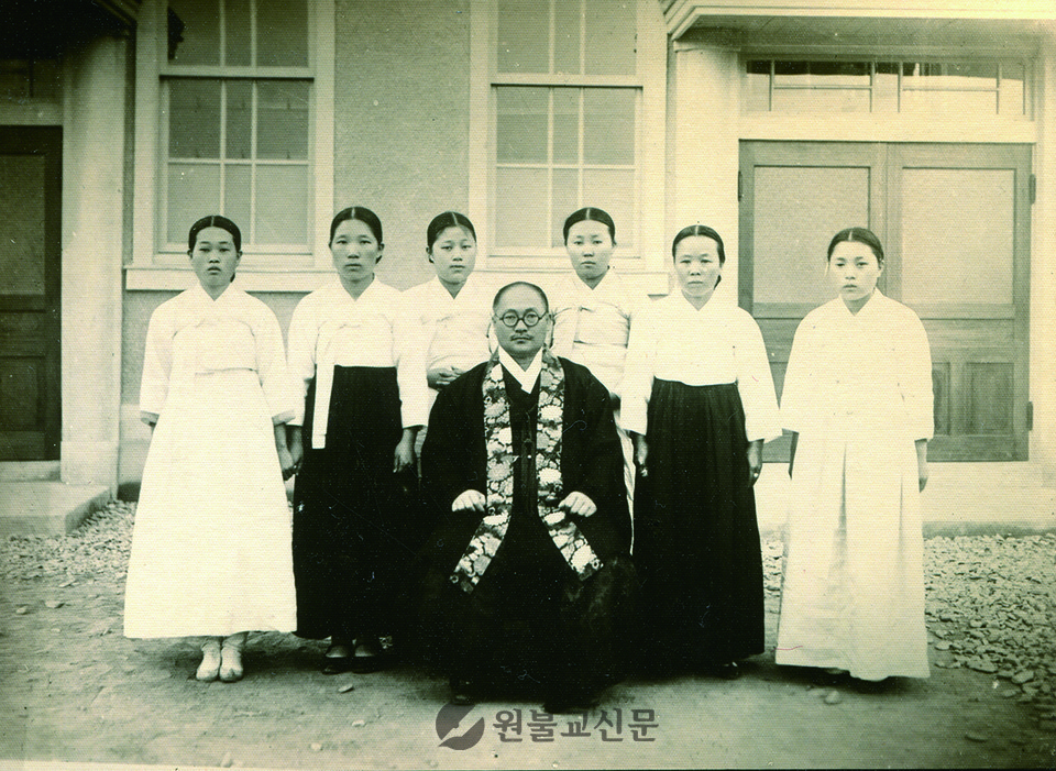 시창27년 여성 임원들이 소태산 대종사를 모시고 기념촬영을 했다.