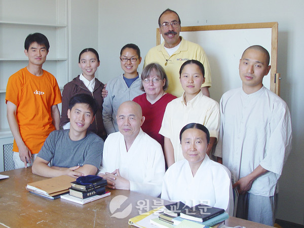 원기87년(2002) 수업시간에 미주선대 1기생들이 한정원 종사와 함께 기념 촬영을 했다.