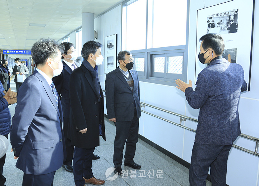 박현덕 원광대학교 교무가 박맹수 총장과 관계자들에게 전시된 작품을 설명하고 있다.