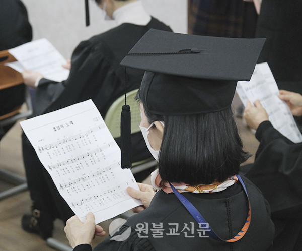 원광행복학교의 제1회 졸업식이 열려 늦깎이 학생 42명이 중등과정을 졸업했다.