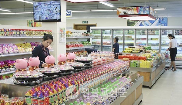 2019년 평양 대성백화점 슈퍼마켓에서 평양시민이 쇼핑을 하고 있다. 고객들이 카트를 밀거나 바구니를 들고 쇼핑을 할 수 있도록 변화된 것을 알 수 있다. 