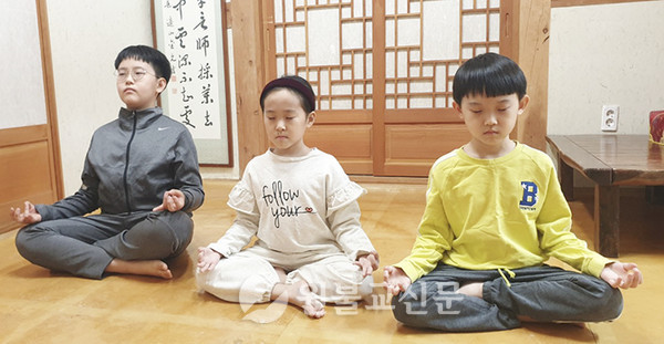 고성준, 준이, 준우 어린이(산본교당)가 명상 프로그램에 참여하고 있다.