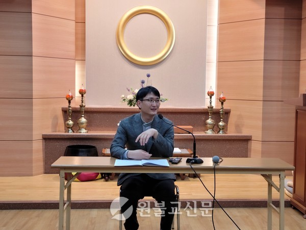 '선을 잘하는 방법'에 대해 강의하고 있는 김세연 광주교당 교무
