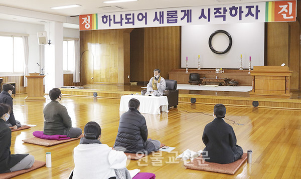 학생들과 문답감정을 하고 있는 김경일 총장.