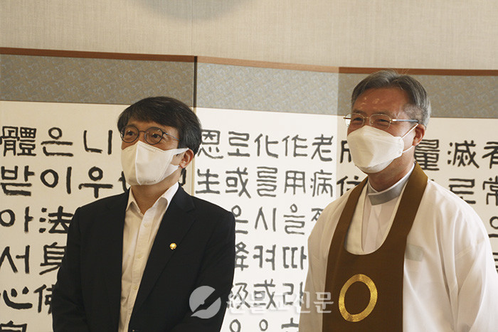 김의겸 국회의원(열린민주당)이 원불교소태산기념관을 방문해 오도철 교정원장과 소통의 시간을 가졌다.