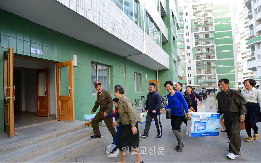  2017년 완공된 평양시 여명거리에 북한 주민들이 입주하고 있다. 