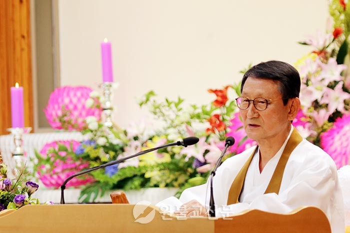 부처님오신날 기념식이  봉행된 가운데 성도종 종사가 『금강경』에 대해 설법하고 있다.