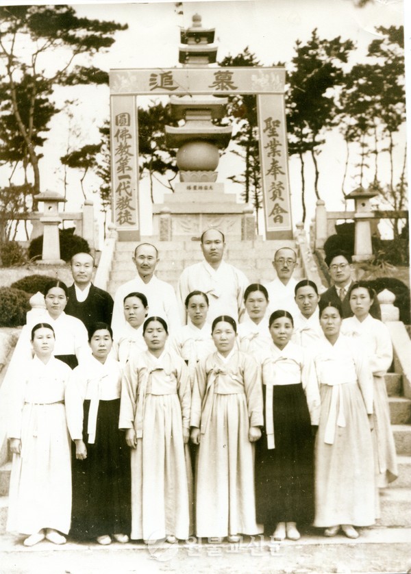 원기38년 4월 26일 성업봉찬시 남녀 은족 일동 사진촬영(1열 좌로부터 3번째가 김영신 대봉도)