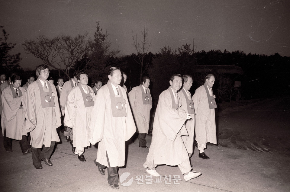 원기72년 3월 19일 교단 제3대 설계특별위원회 발족 봉고식을 위해 이동하는 모습.