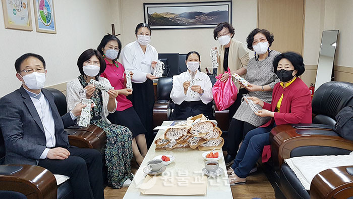 전북교구 여성회가 휴대용 수저 케이스 200여 개를 제작해 각 교당에 전달했다.