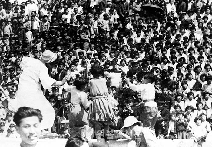 1946년 5월 5일 광복 후 첫 어린이날을 맞아 평양 공설운동장에서 수만 명의 소학생들이 모인 가운데 각종 공연을 하며 기념행사를 진행하고 있다. 이때까지만 해도 서울과 평양에서 똑같이 5월 5일을 어린이날로 기념했다. 