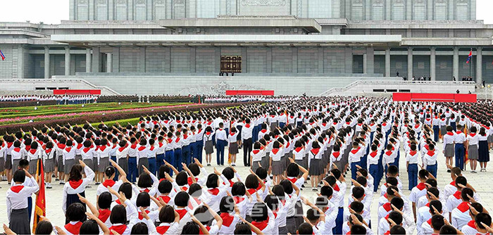 2019년 6월 6일 평양에서 열린 소년단기념식 모습. 김정은체제 등장이후 기념식의 비중과 규모가 더 커졌다. 