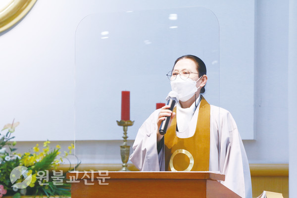 배현송 중앙교구장은 마음공부 토크콘서트를 문답 감정 법회라고 설명했다.