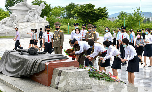 2020년 6월 평양 ‘인민군열사묘’에 군인들과 청년학생 등이 꽃다발을 놓으며 참배하고 있다.
