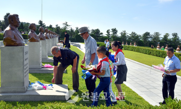 평양 대성산 혁명열사릉은 찾은 평양의 시민들이 묘 앞에 꽃다발을 놓고 있다.