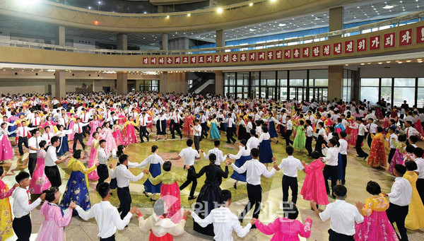 8월 28일 청년절을 맞아 동평양 청년중앙회관에서 열린 무도회에서 남녀 대학생들이 춤을 추고 있다. 지난해 코로나19사태가 터지기 전의 모습이다. 