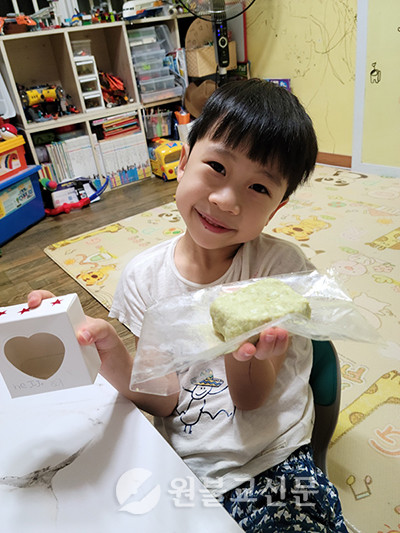 김경도 어린이(원남교당)가 ‘어쩌다 동포’ 과정활동인 비누만들기 체험을 하고 인증사진을 찍었다.