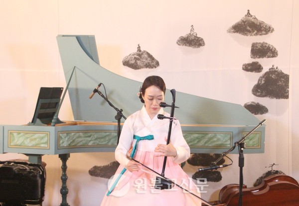 11일 온라인으로 공개된 가을음악회에서 김현희씨가 아름다운 선율의 해금을 연주하고 있다.