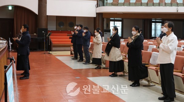 오전 6시 50분 선거관리위원회가 반백년기념관에서 봉고기도를 올렸다.