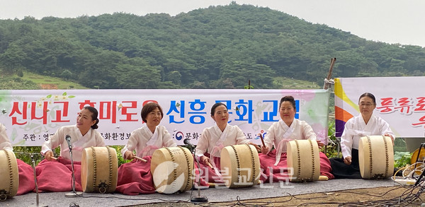 15일 신흥마을 당산나무 아래에서 제2회 신흥마을 음악회가 열려 얼쑤신흥마을팀의 흥겨운 우리 전통가락 공연이 펼쳐지고 있다.