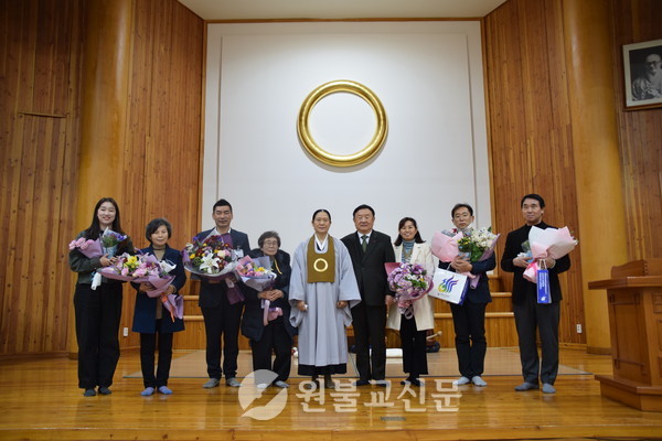 제6회 전북교구 교리실천 강연대회에서 수상의 기쁨을 안은 7명의 발표자들이 기념촬영을 했다.