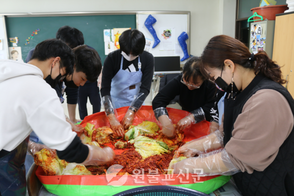 영산성지고등학교가 지역 어르신에게 김치를 전달하는  ‘사랑의 김장 나누기’ 봉사활동을 진행했다.