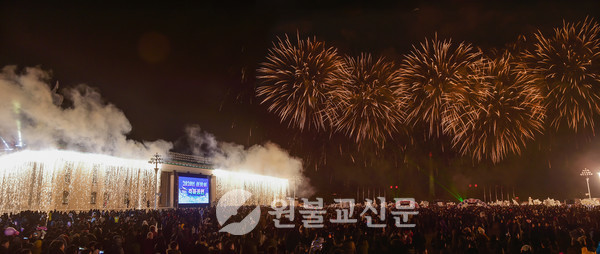 2019년 12월 31일 평양 김일성광장에서 새해맞이 축하공연이 끝나고 자정이 되자 불꽃놀이가 시작되고 있다.
