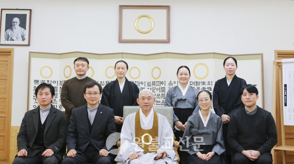 김계원·황상원·사영인·정제경 교무(뒷줄 좌), 원기107년 해외발령교역자들과 함께.