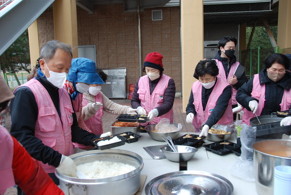중앙봉공회 ‘사랑해빨간밥차’가 이재민 대피시설을 찾아 도시락 나눔 활동을 펼쳤다.