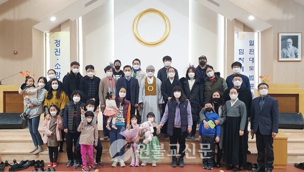 죽산 황도국 미국종법사가 경기인천교구 젊은 세대들과 기념촬영을 했다.