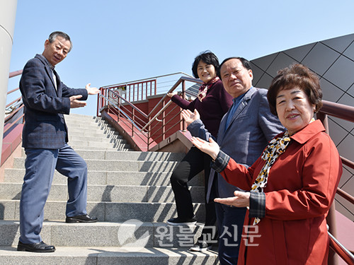(좌로부터) 서울원문화해설단 정인창 단장, 박혜현, 안도창, 김시명 교도.