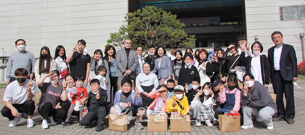 박청수 원로교무가 원고려인문화원 학생들을 초대해 교전과 교전쓰기 노트 등을 선물했다.
