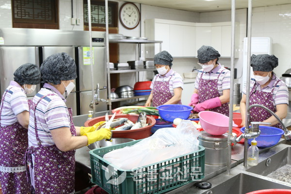 10여 년 가까이 손발을 맞춰온 식당 어머니들. 매일 150인분의 식사 준비로 늘 바쁜 시간을 보낸다.