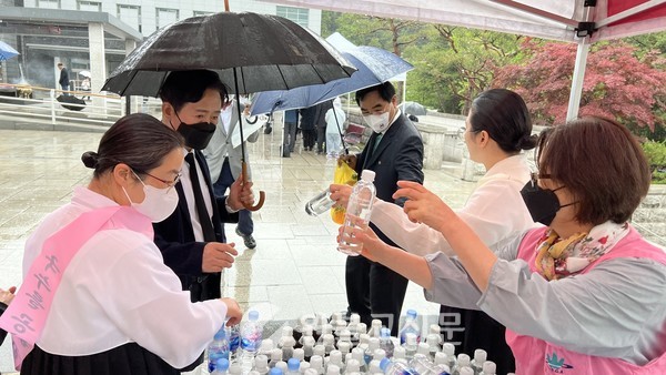 비가 내리는 날씨에도 국립서울현충원에서 나눔을 실천한 봉공회원들.