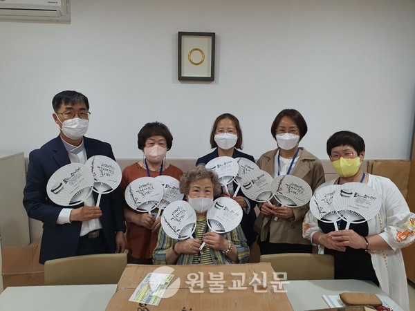 은혜의집교당이 서울구치소 법회 재개를 앞두고 7,000개의 법문 캘리그라피 부채를 재소자들에게 전달했다