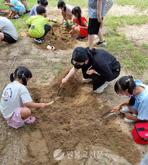유물발굴 체험에 참여한 학생들