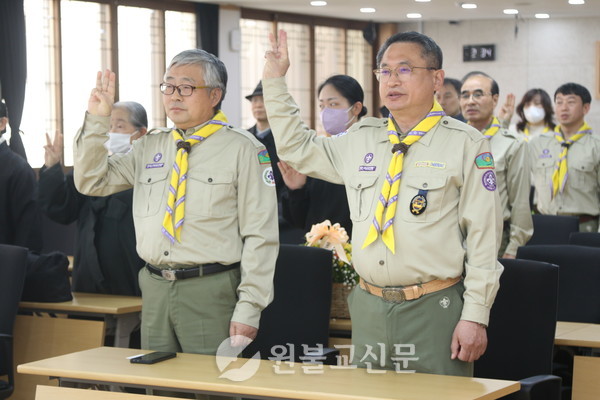 (좌측부터) 육관응 신임 연맹장과 이군도 전 연맹장.