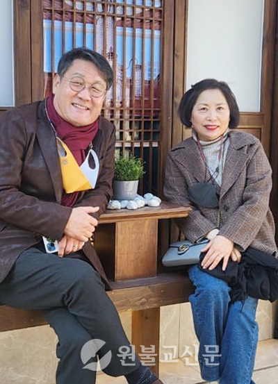김윤 교수와 그의 아내 황은상 교도.