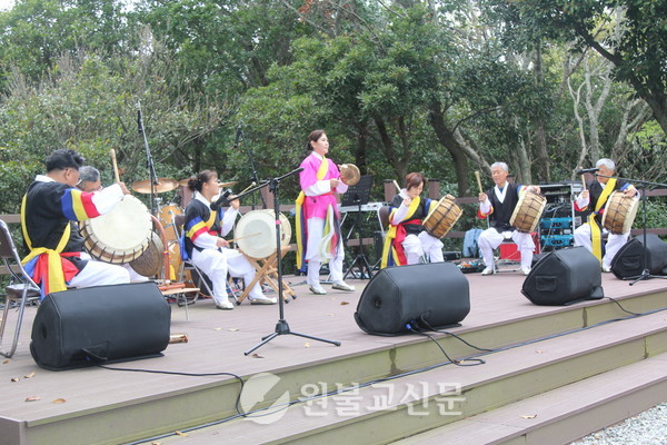 불목교당 깰터 음악회에 참여한 사물놀이 동남풍의 공연
