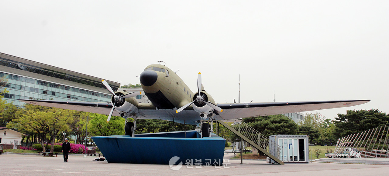 여의도공원에 전시된 C-47 수송기. 1945년 8월 18일 한국 광복군이 탔던 기종이다.