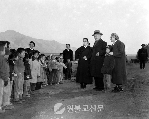 이승만 대통령 내외 한국보육원 시찰해 원아 접견(1957년) | 사진 출처=대통령 기록관