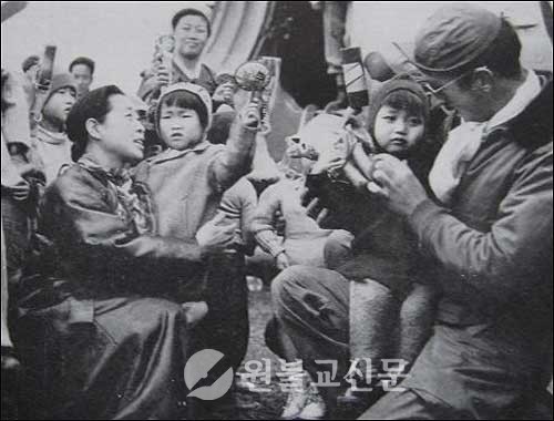 전쟁 기간 중 제주도 고아 수용소에서 고아들을 돌보는 황정신행 종사. | 사진 출처=대통령 기록관