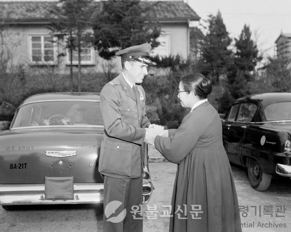  딘 헤스 대령 한국보육원 방문(1961년) | 사진 출처=대통령 기록관